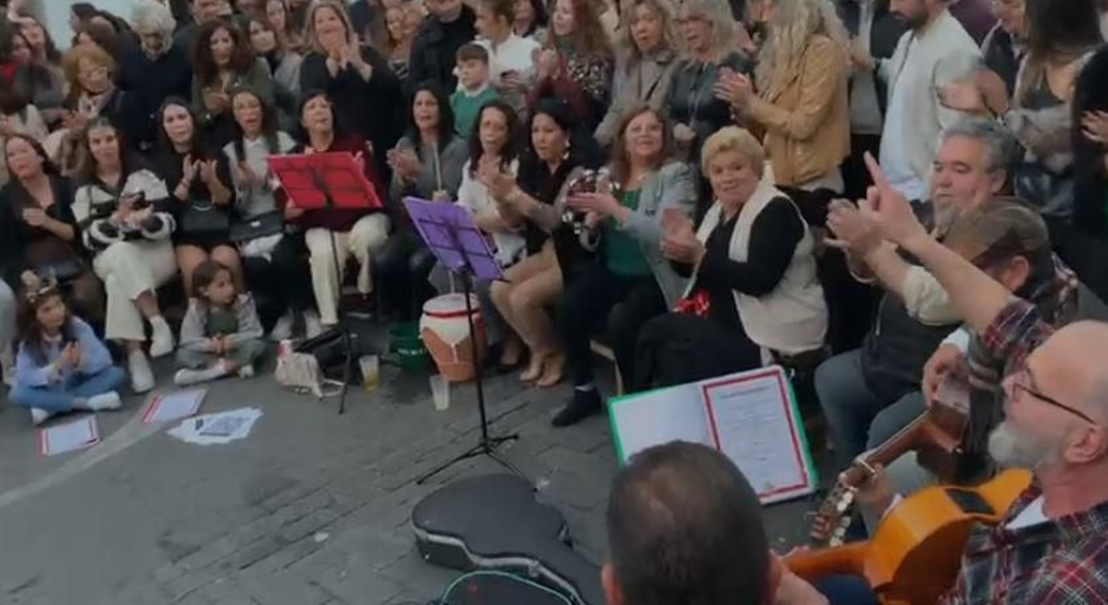 Zambomba de Bondad y Misericordia en la Plaza Esteve. Zambomba de Bondad y Misericordia en la Plaza Esteve.