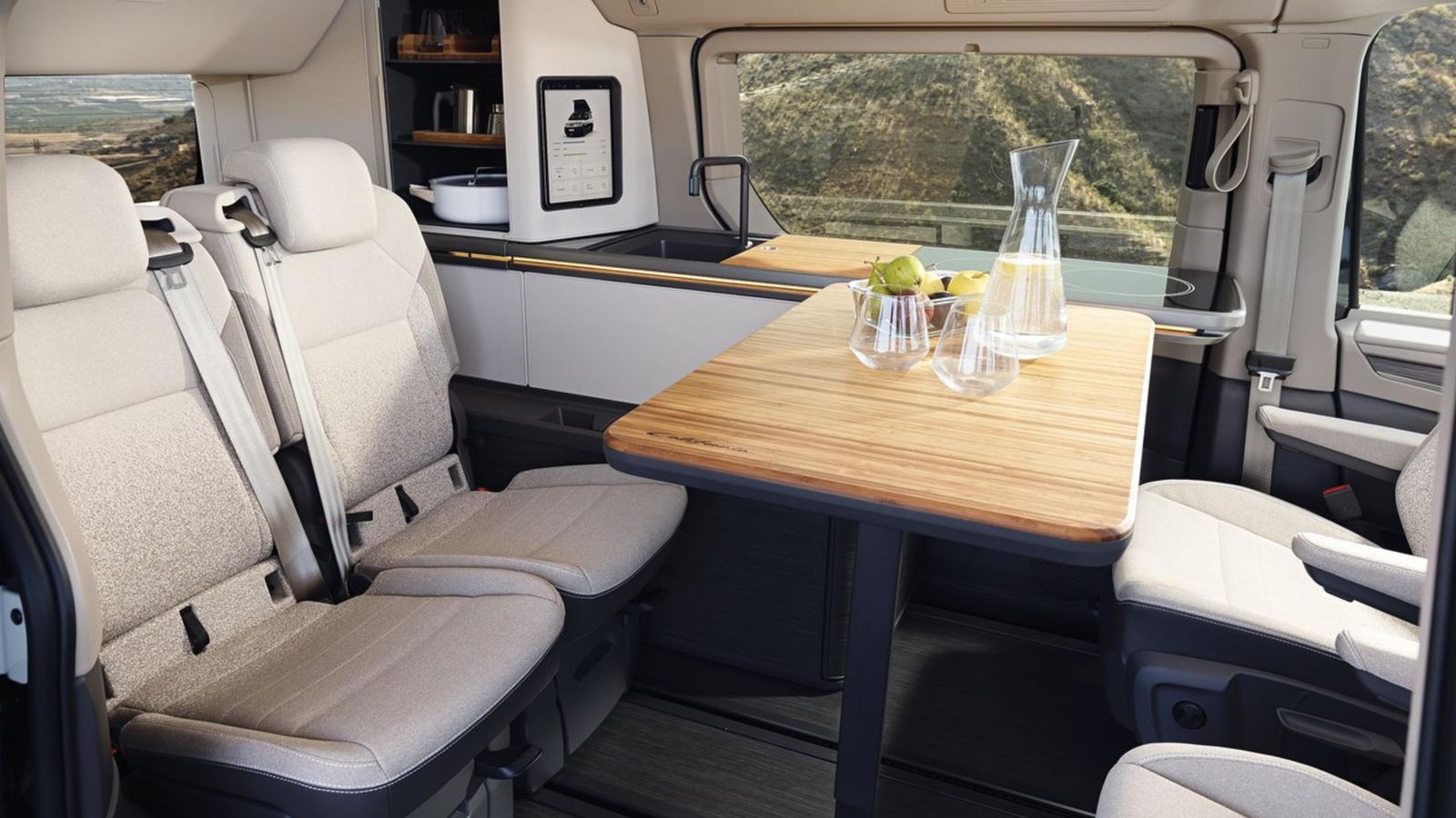 Girando los asientos delanteros, el habitáculo puede transformarse en un salón del que disfruten los cuatro ocupantes.