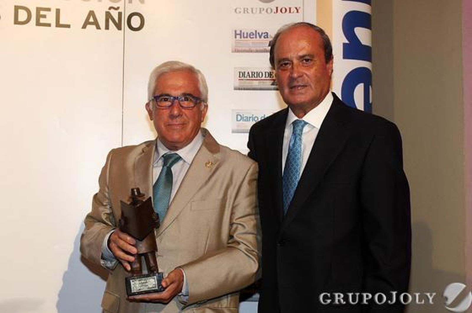 COMEDOR SOCIAL DE CARTAYA. El portavoz, Manuel Pérez, posa con su premio junto al presidente de la FOE, Antonio Ponce.

Foto: Josue Correa