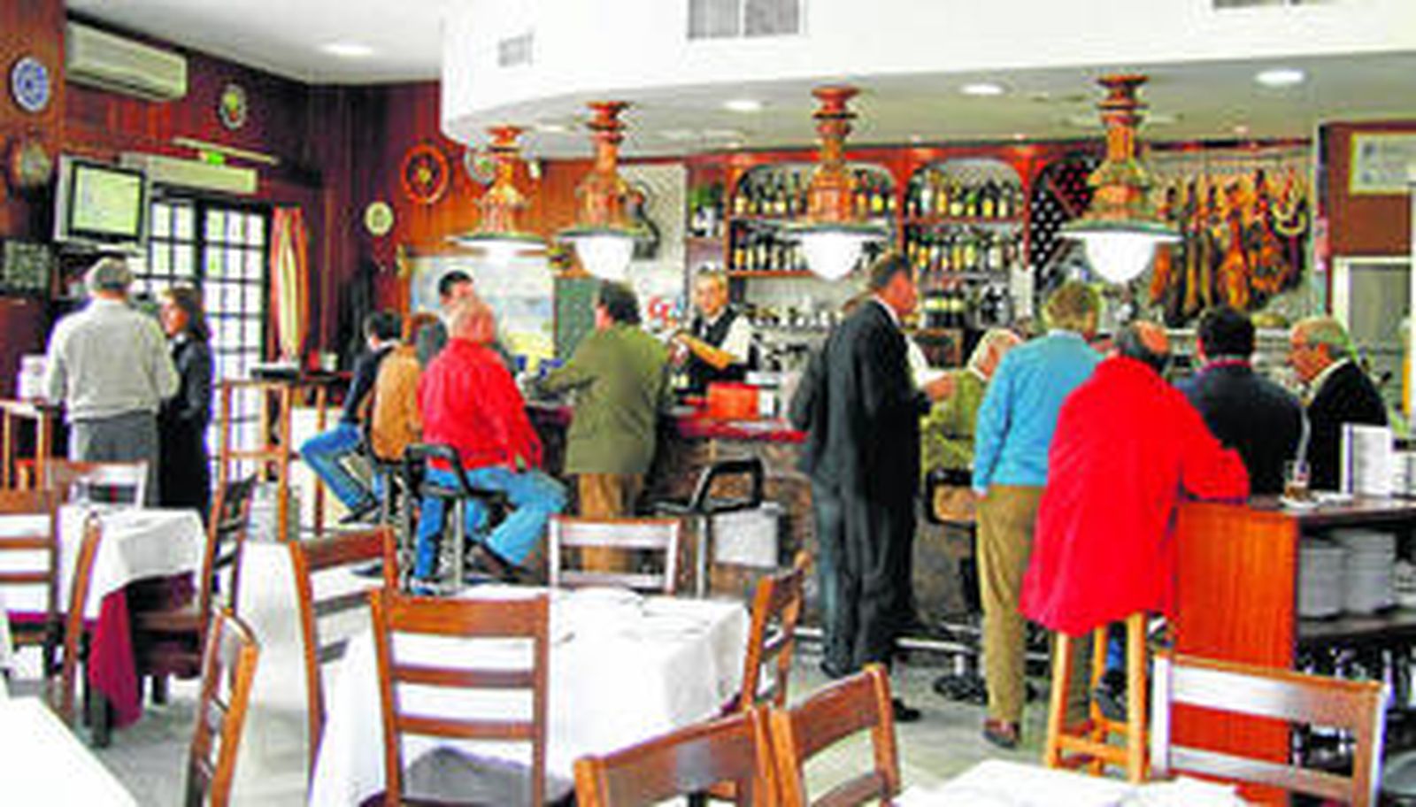 Para cada ocasión. El restaurante cuenta con una zona de barra para tomar unas tapas y un salón en la planta superior con capacidad para 80 personas.