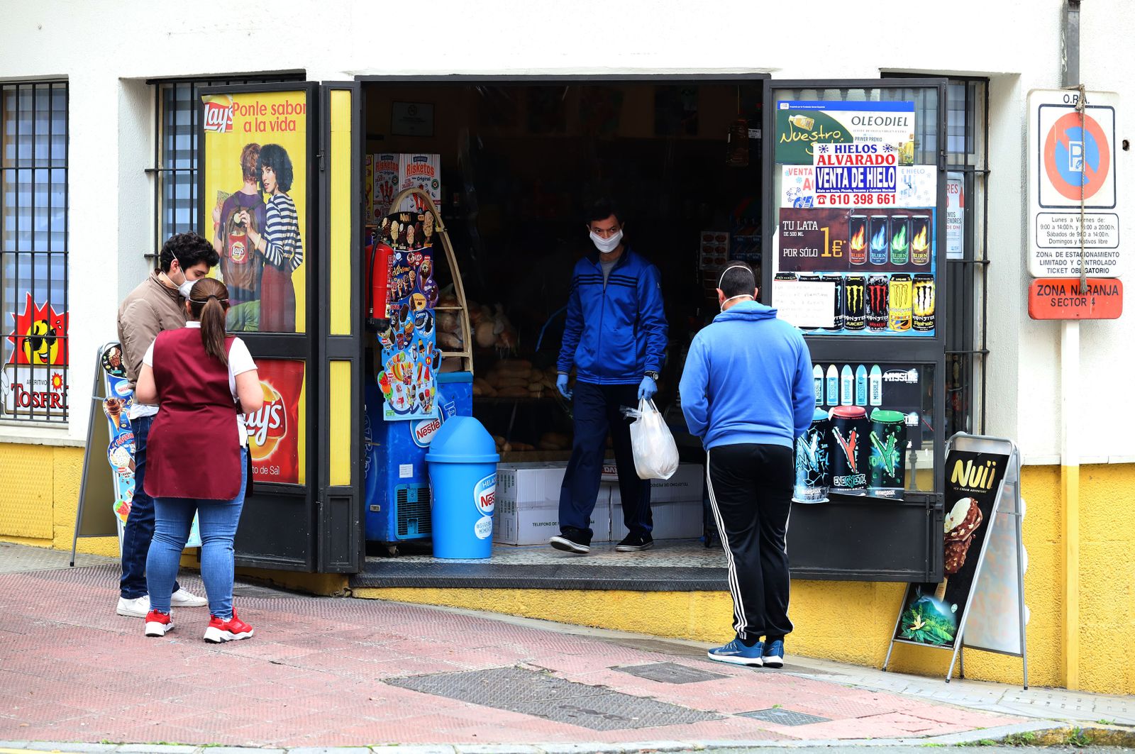 Imágenes de la actividad en las pequeñas tiendas de alimentación, fruterías y pescaderías