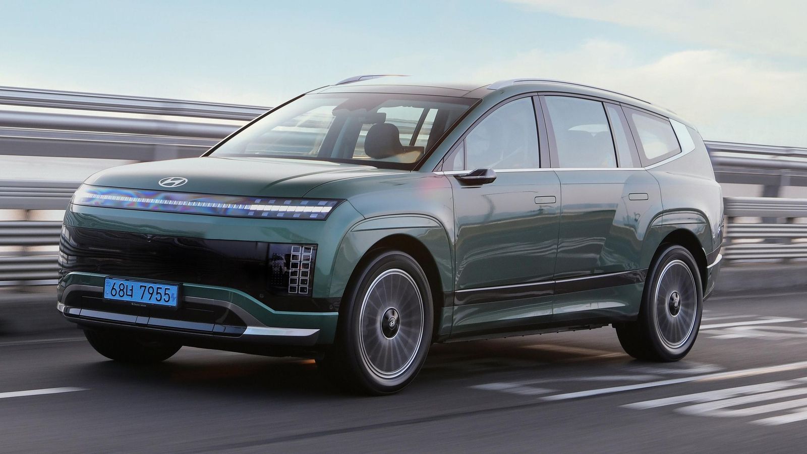 Con uno o dos motores, la batería del Ioniq 9 es siempre de la misma de muy alta capacidad de almacenaje eléctrico entre los turismos: 110,3 kWh.