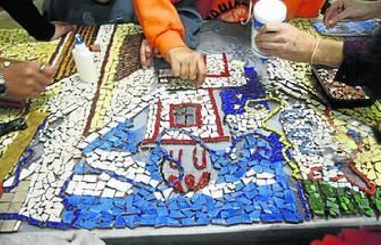 El mosaico se está realizando en el Taller Ocupacional de Afanas-Cádiz.