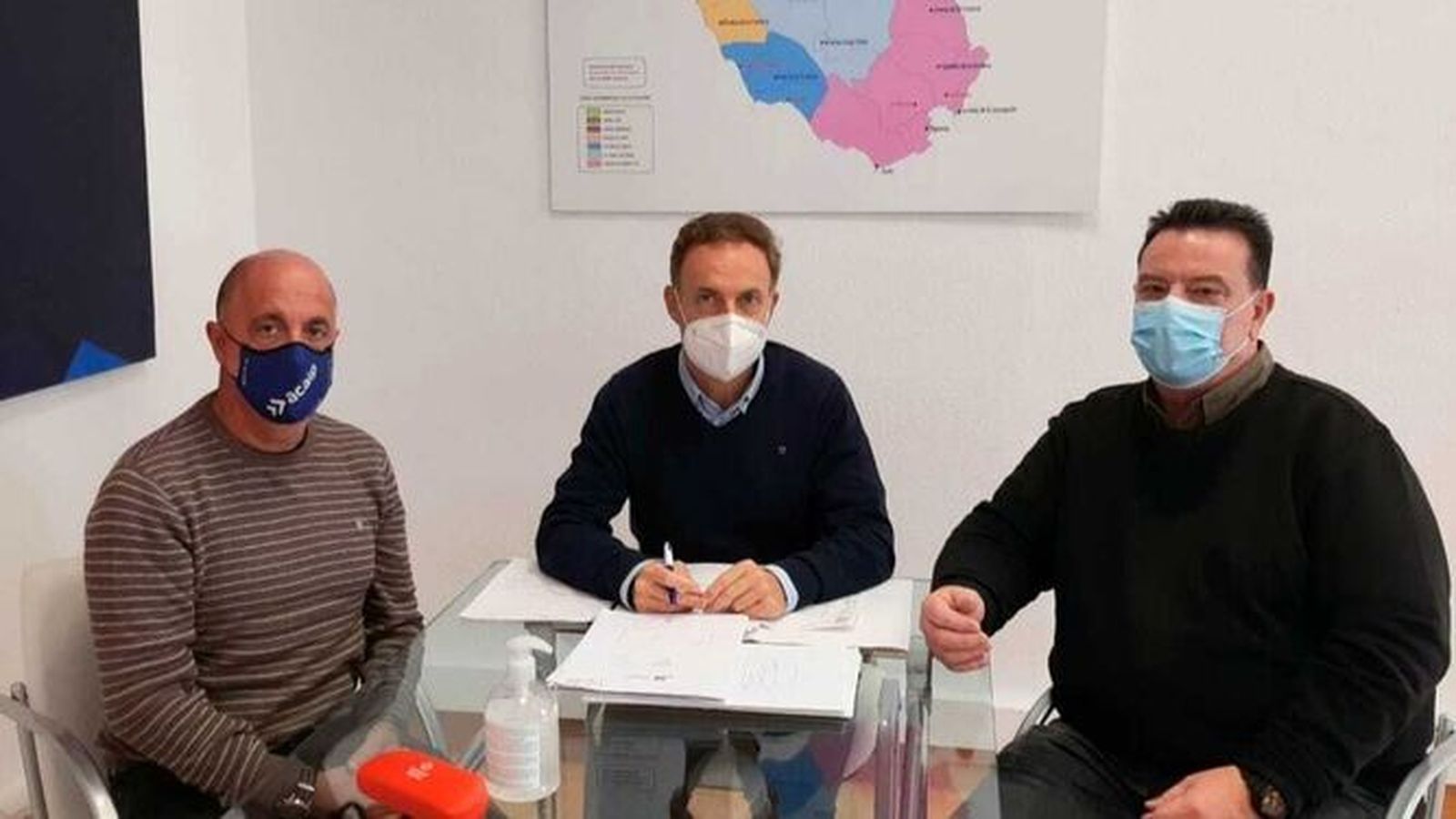 Diputación y AcaiEl diputado provincial David de la Encina, durante la reunión con los delegados del sindicato de prisiones Acaip.