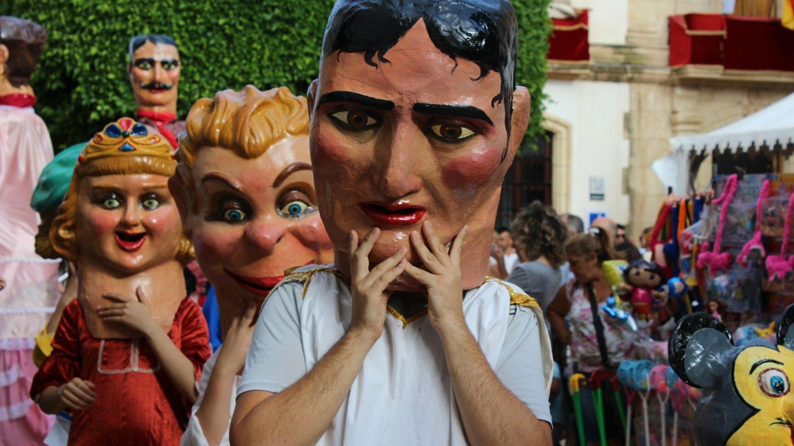 Desfile de gigantes y cabezudos de Vera en 2018.