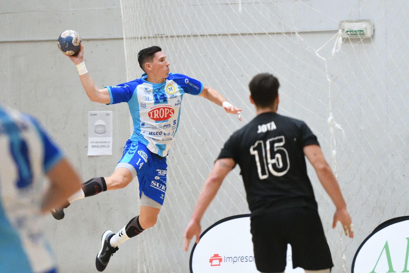 Curro Muñoz se eleva para lanzar a portería.