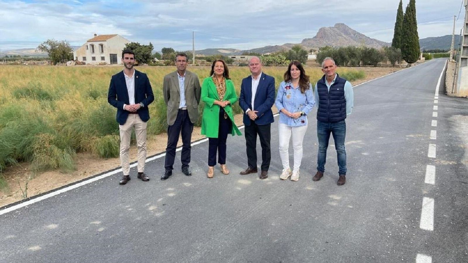 Carmen Crespo y Manuel Barón, en el centro, en la visita al camino rural Partido Alto de Antequera.