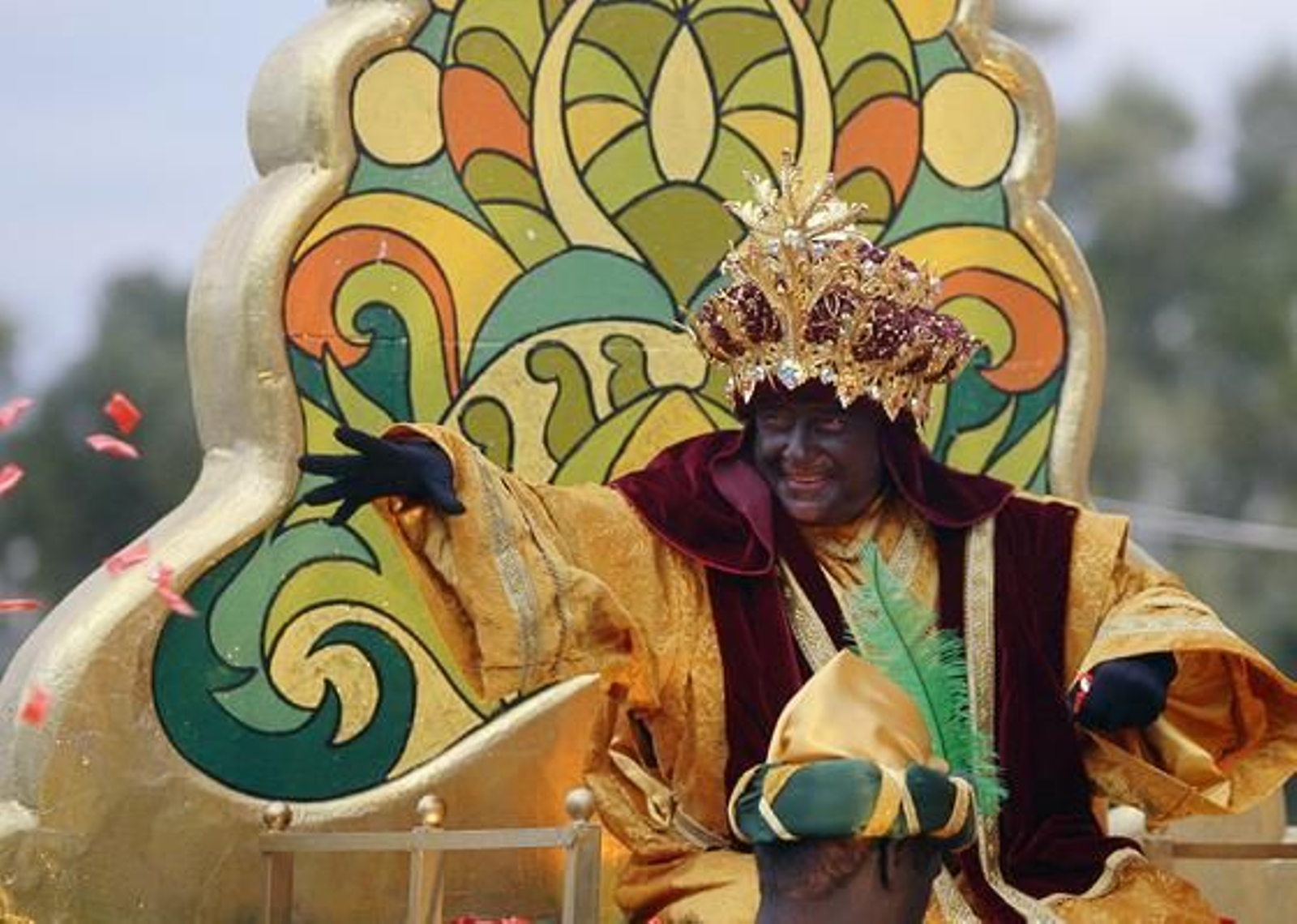 El último y más popular de los Reyes Magos de Oriente, Baltasar, lanza caramelos a los presentes.

Foto: Antonio Pizarro