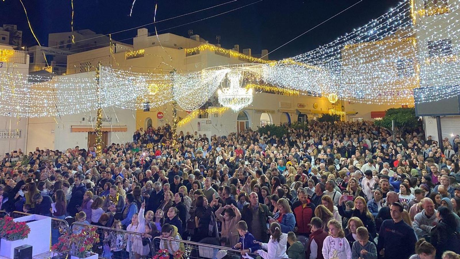 La Plaza Nueva, abarrotada para disfrutar del encendido.