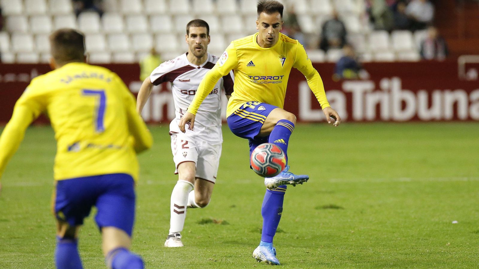 Jurado debutó por fin en partido oficial con el Cádiz.