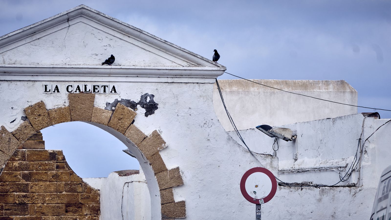 Cables cubriendo una fachada de Cádiz.