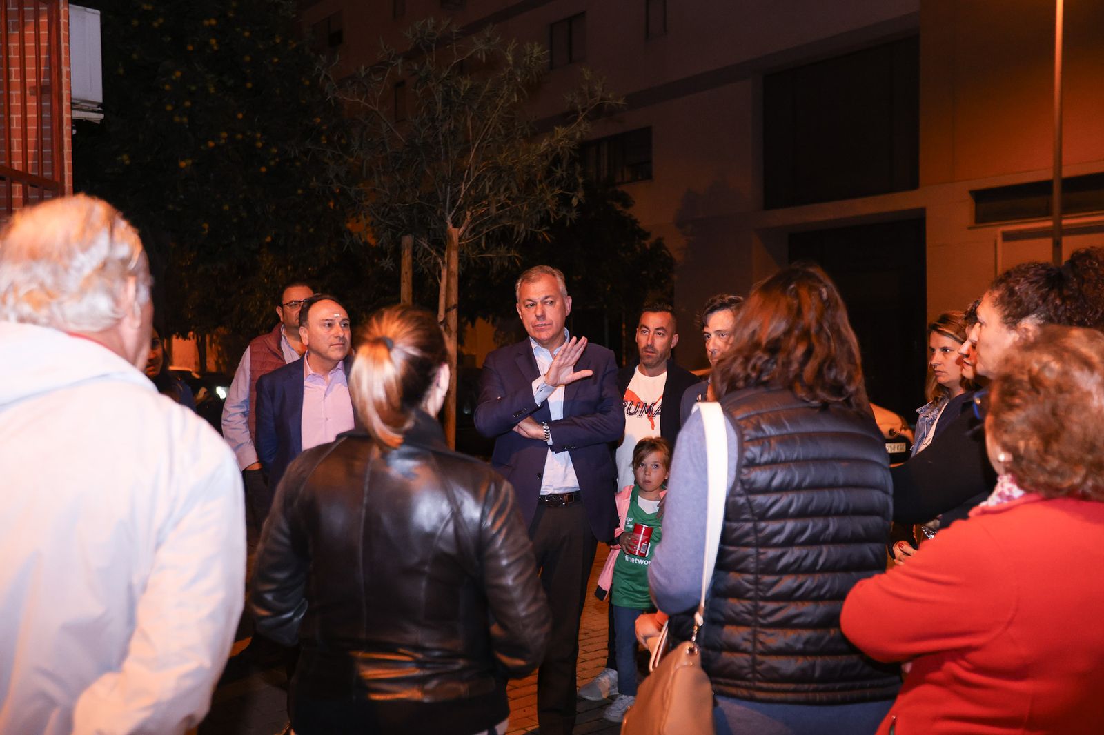 El alcalde, José Luis Sanz, con los vecinos de Contadores.