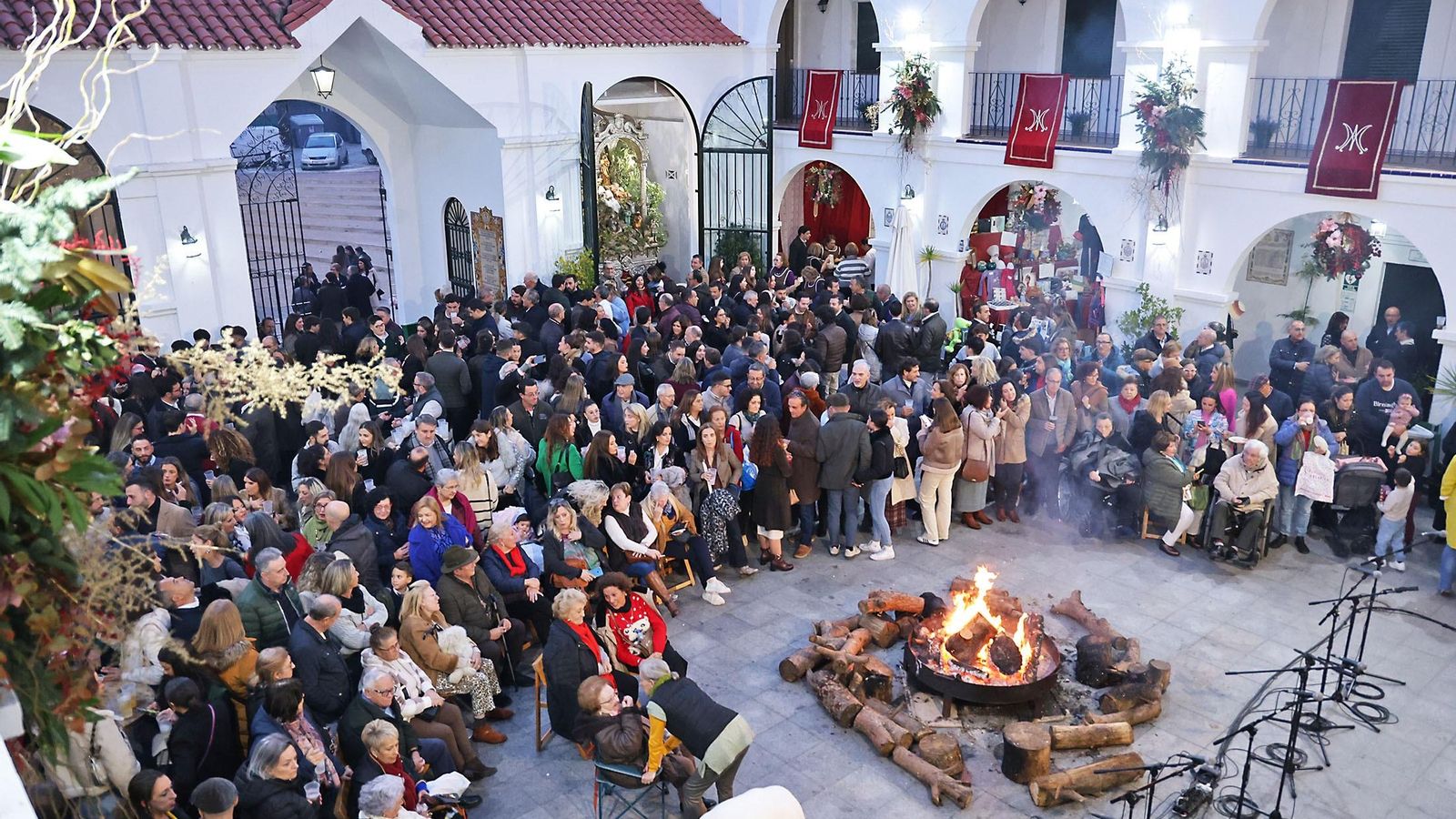 Asistentes a la zambomba de la Hermandad de Huelva.