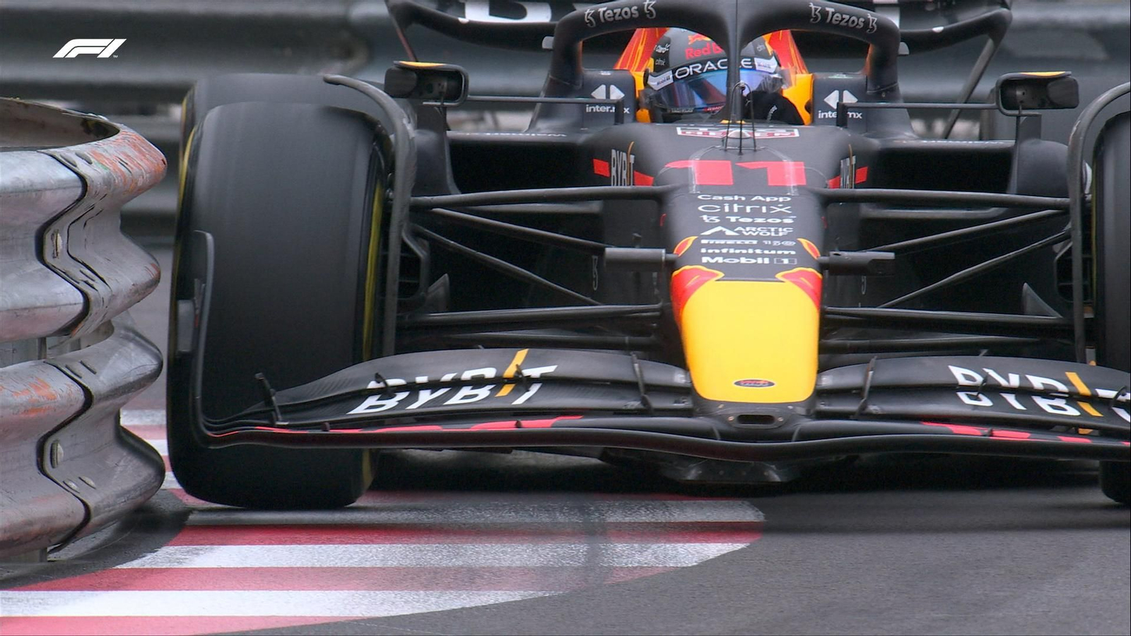 Sergio Pérez pasa muy cerca de un muro.