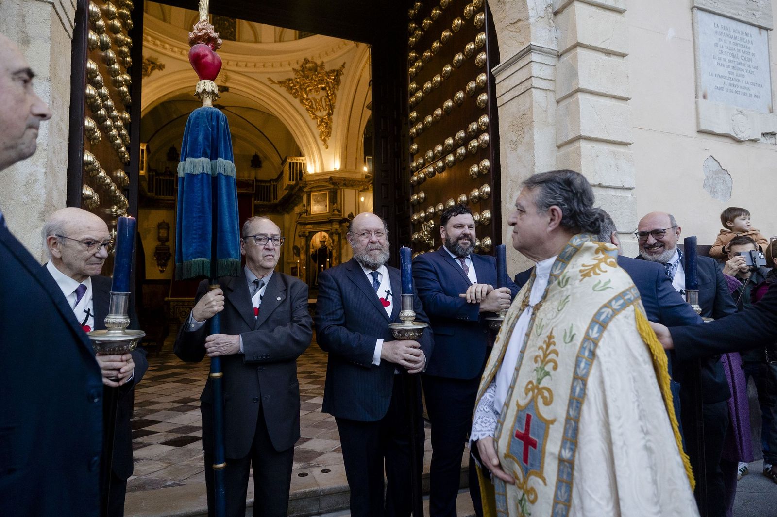 Las imágenes de los traslados de las cofradías de Santa Cruz