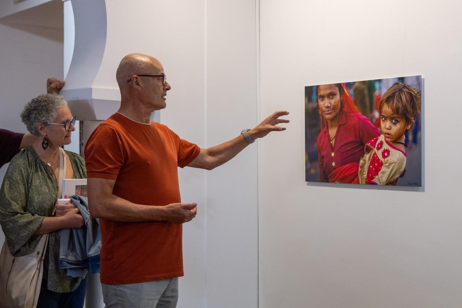 ‘Saris de seda, realidades desveladas’: una mirada fotográfica a la fuerza y dignidad de las mujeres de la India en los Baños Árabes de Jaén