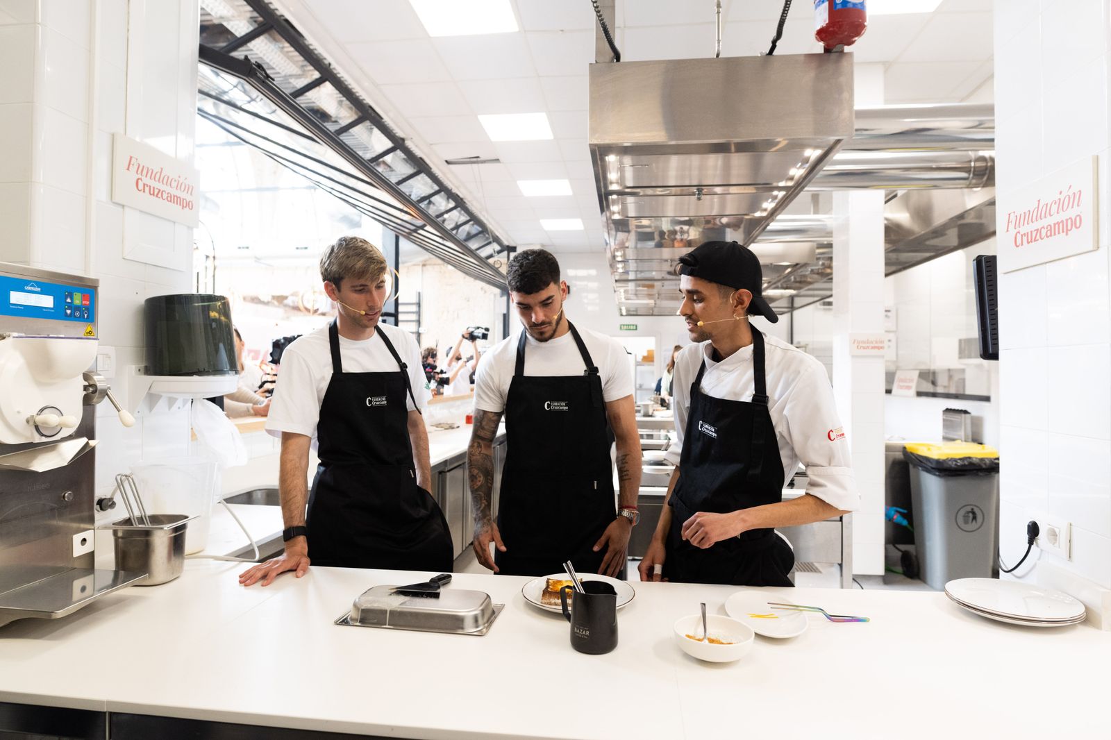 Las fotos de jugadores del Betis y del Sevilla en la Cruzcampo