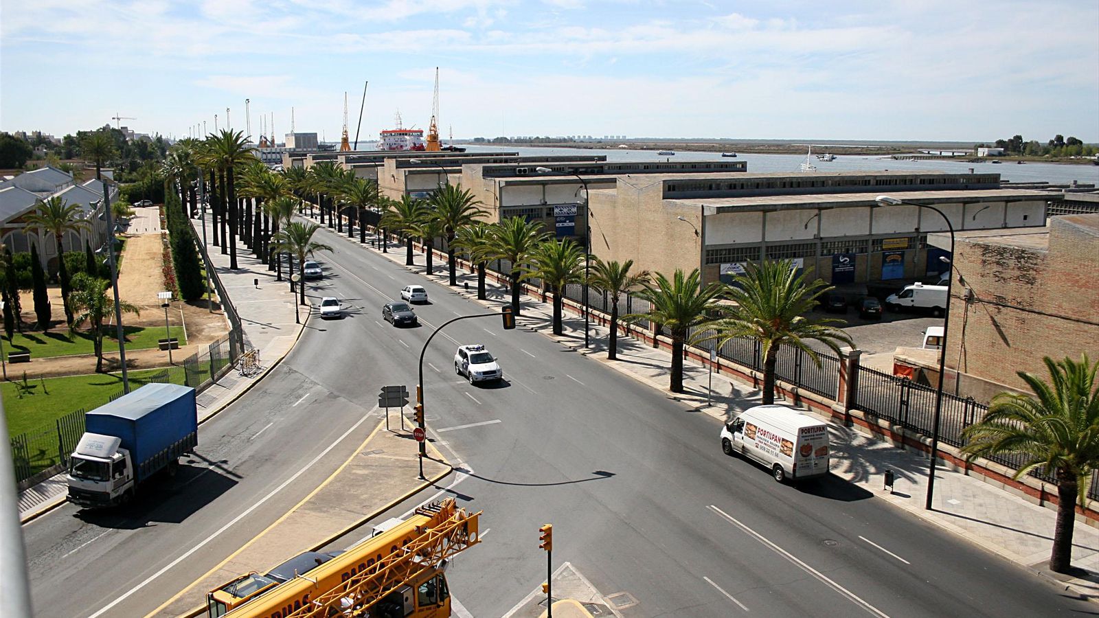 Panorámica de la Avenida de Hispanoamérica correspondiente a 2008, aún con actividad portuaria en el Muelle de Levante, antes de los primeros derribos.