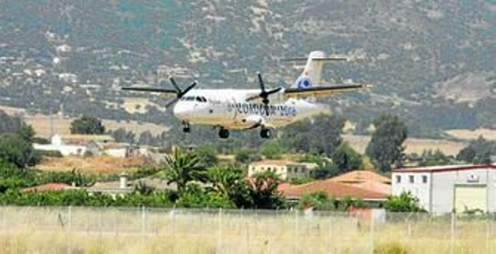 Imagen de archivo un avión aterrizando en el aeropuerto de Córdoba.