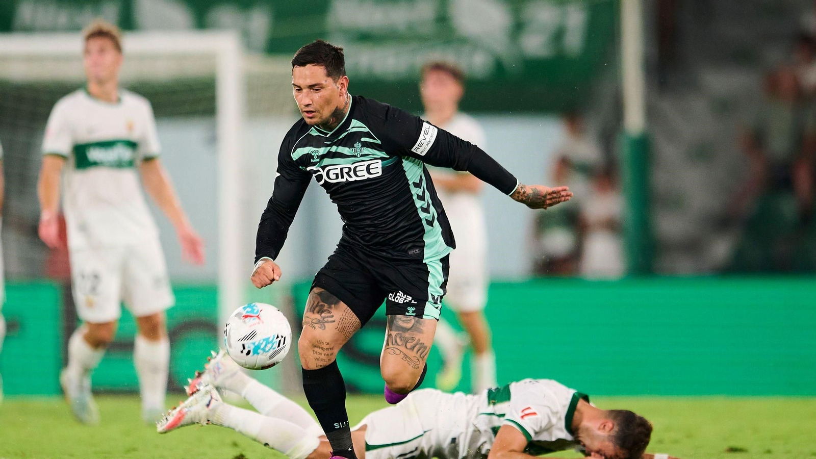 Chimy Ávila con el balón en el encuentro ante el Elche