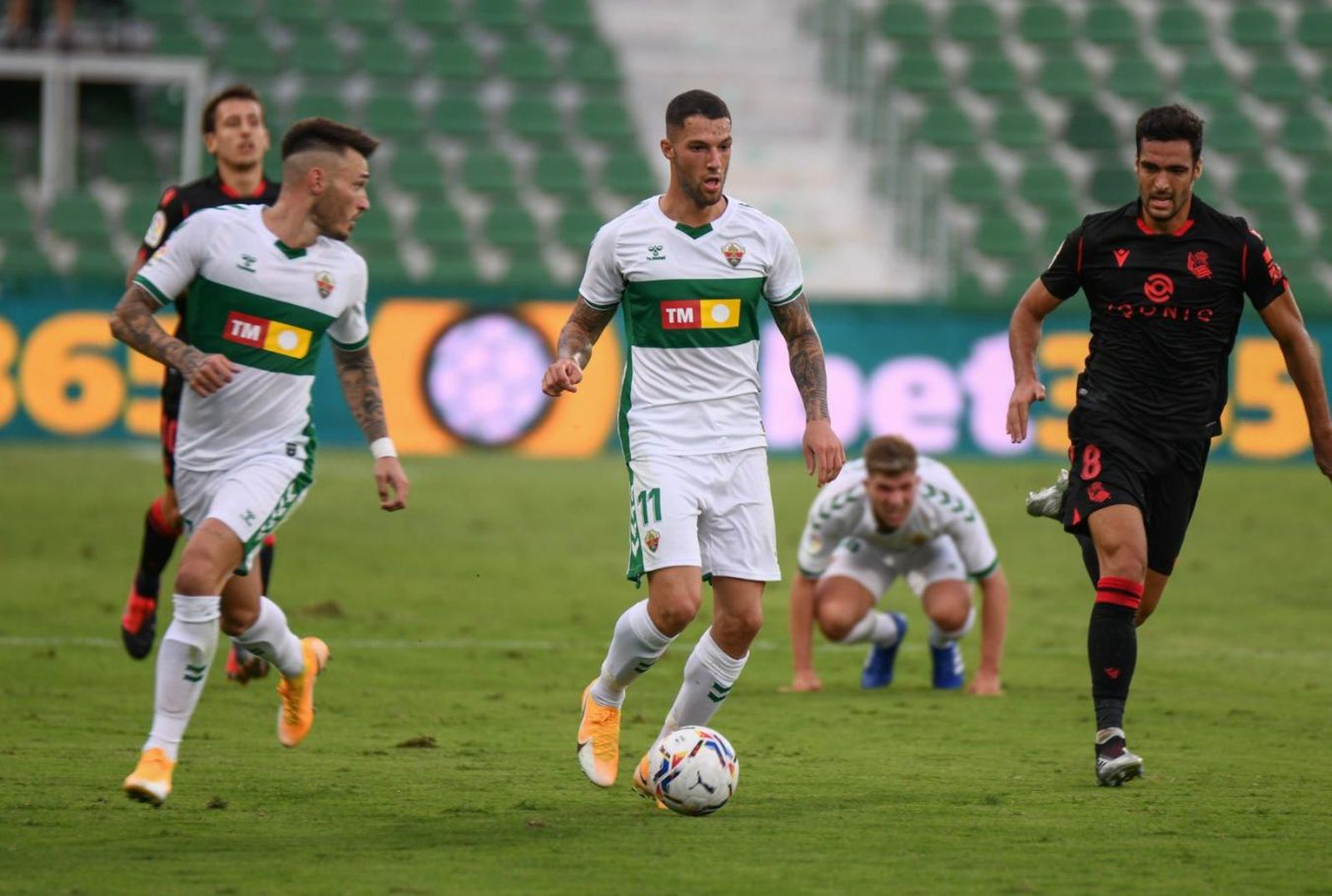Tete Morente, con el balón, durante el Elche-Real Sociedad