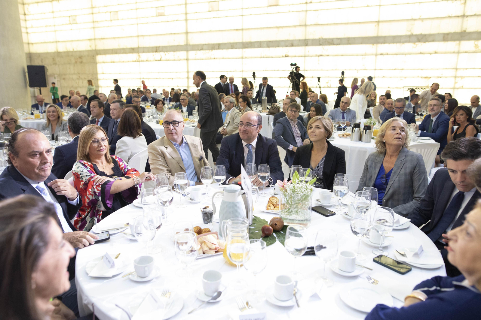 Las imágenes del desayuno de la CEDE en Granada con Gonzalo Gortázar