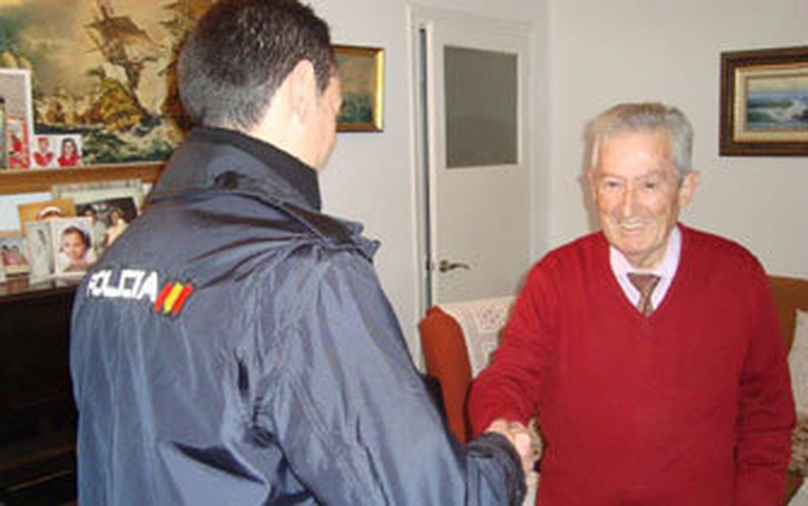 Baltasar saluda a Francisco Pérez, subinspector de la Policía Nacional.