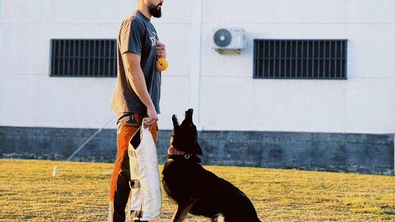 Alfonso Sánchez, en su adiestramiento a un perro.