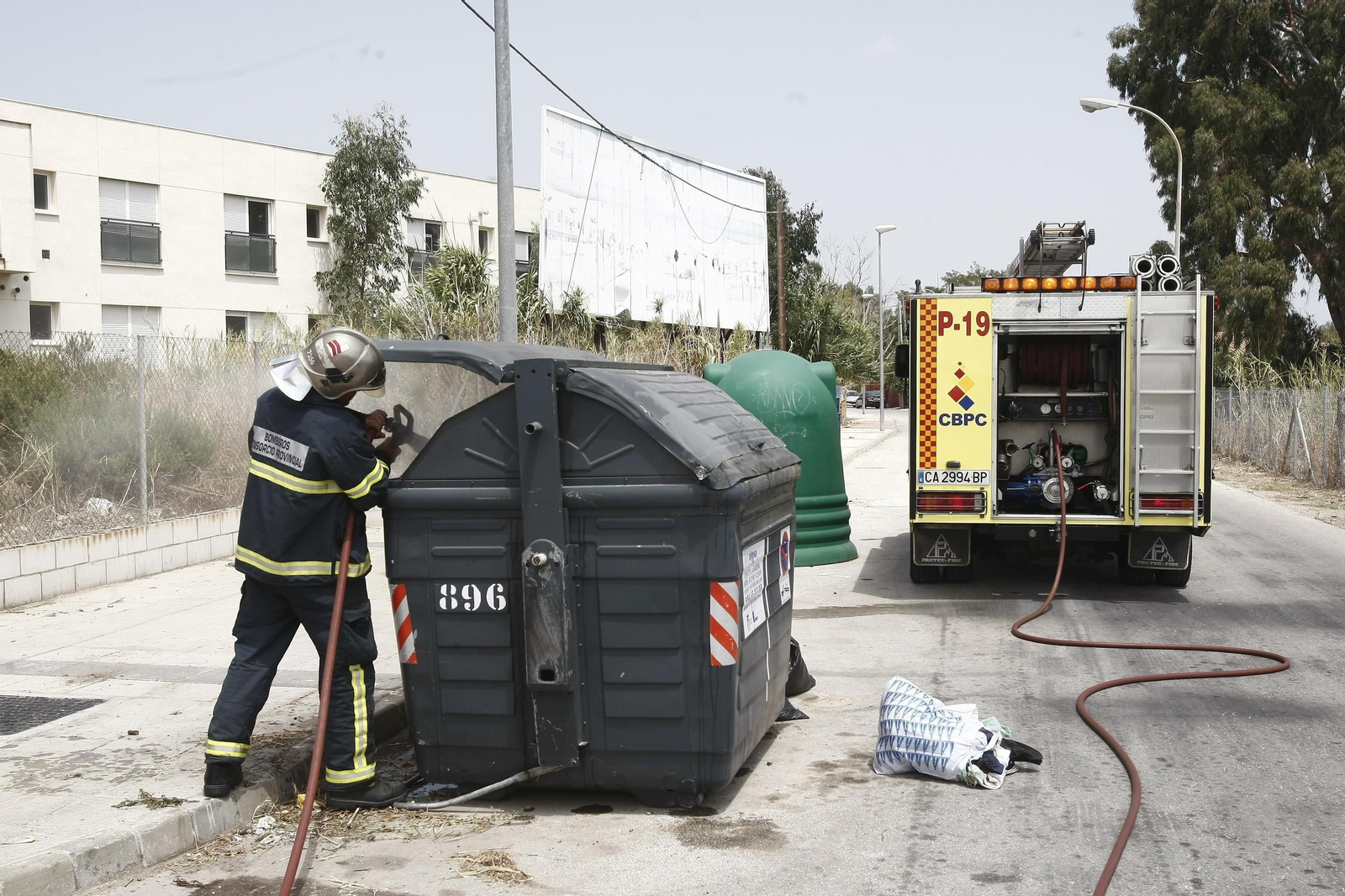 Los bomberos sofocan el incendio de un contenedor, en foto de archivo.