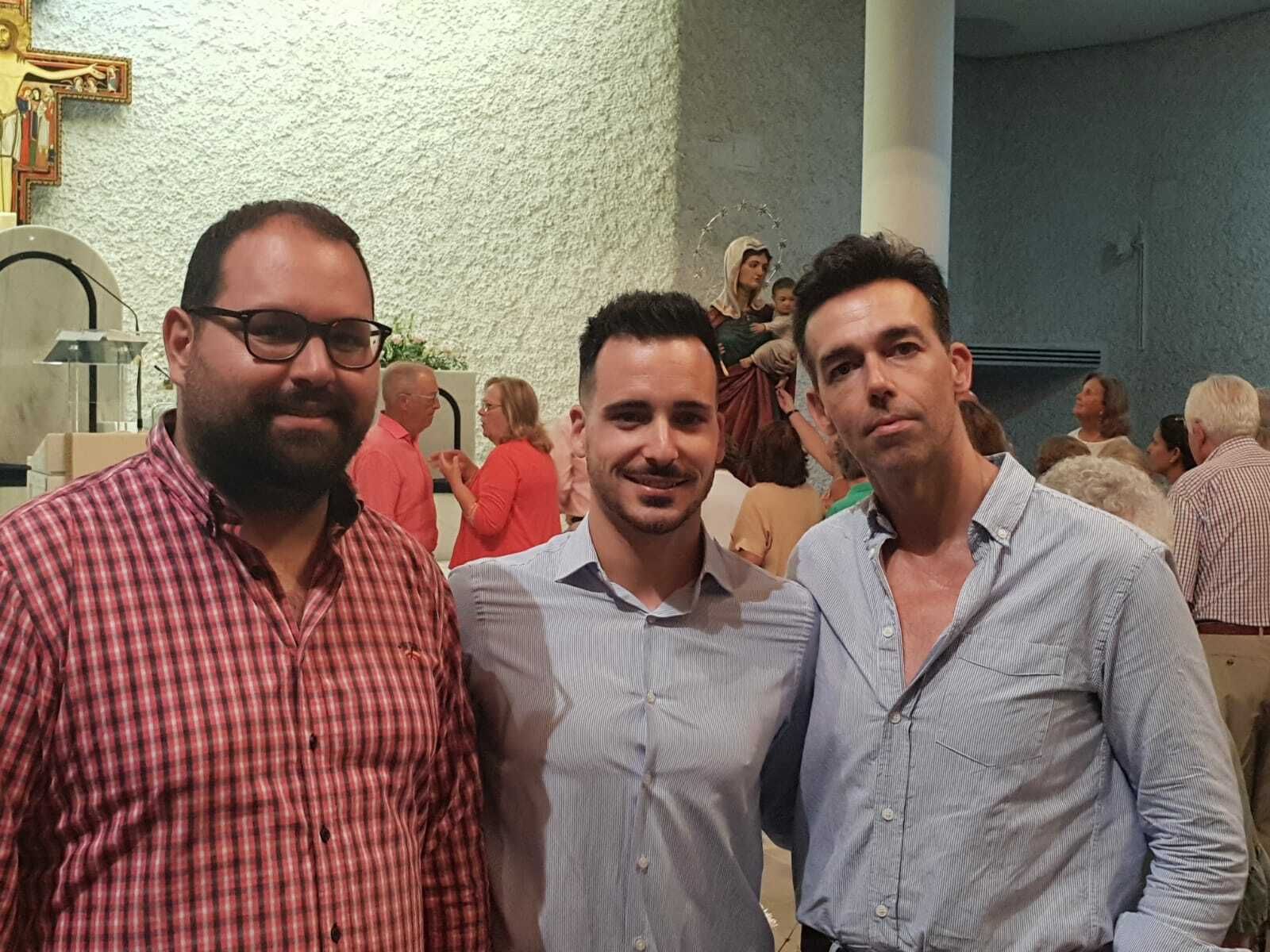 Los concejales Javier Bello (izd.) y David Calleja (drcha.), junto al autor de la imagen, el escultor Daniel Herrera (en el centro).