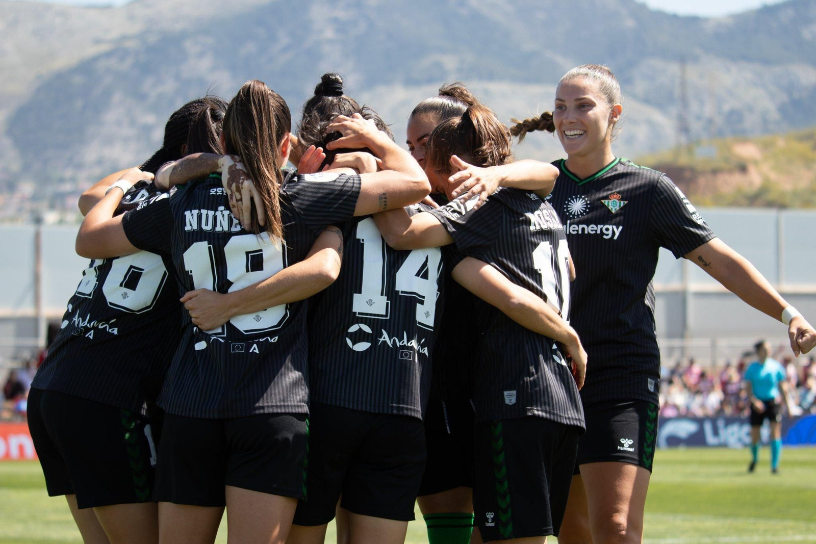 Las jugadoras del Betis Féminas celebra uno de los tantos en la victoria (2-3) frente al Granada CF.