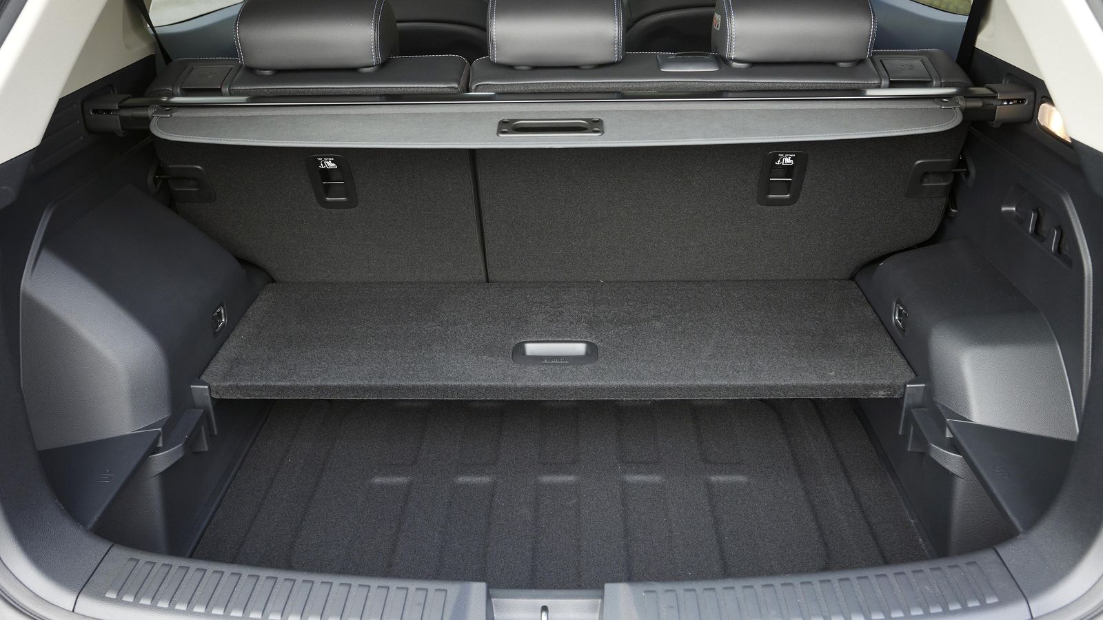 Para disponer de un maletero amplio es necesario retirar las dos secciones que componen el suelo móvil. Este es útil para conseguir, cuando se abaten los respaldos, una continuación plana con éstos.