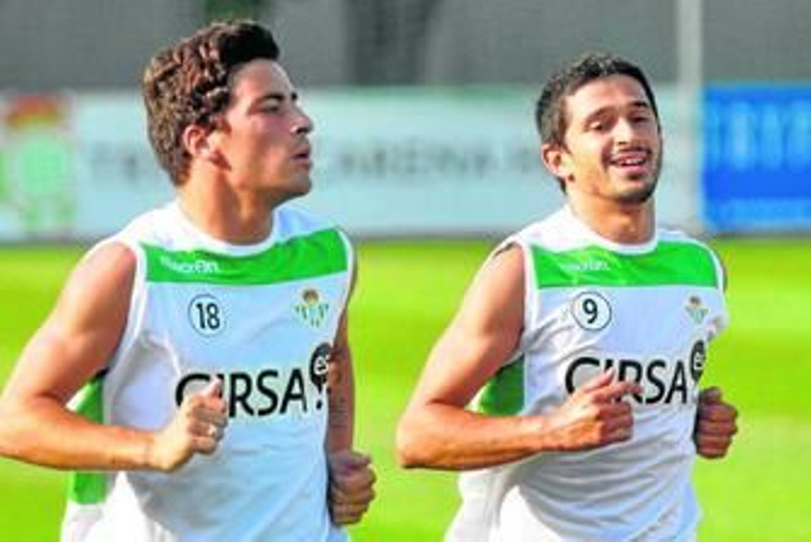 Jonathan Pereira realiza carrera continua junto a Agra durante el entrenamiento de ayer en la ciudad deportiva.