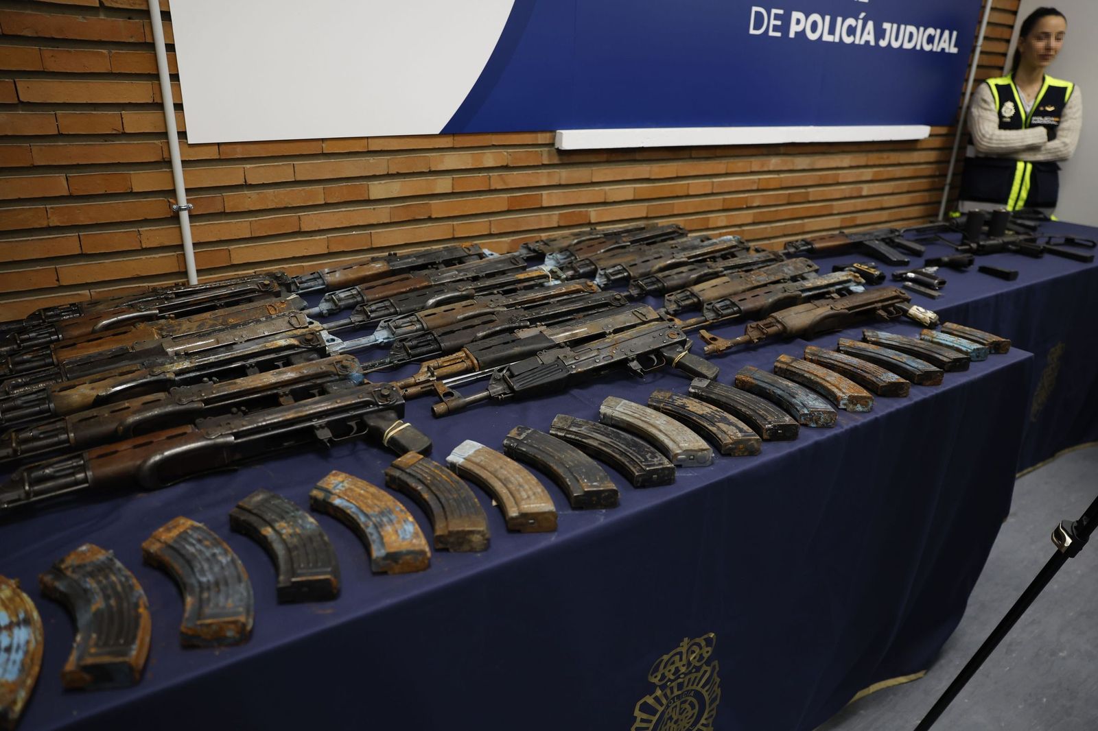 Las armas -19 armas de guerra AK47 del calibre 7´62 y 6 cortas- fueron localizadas en el interior de un vehículo con placas dobladas en la localidad de Algeciras.