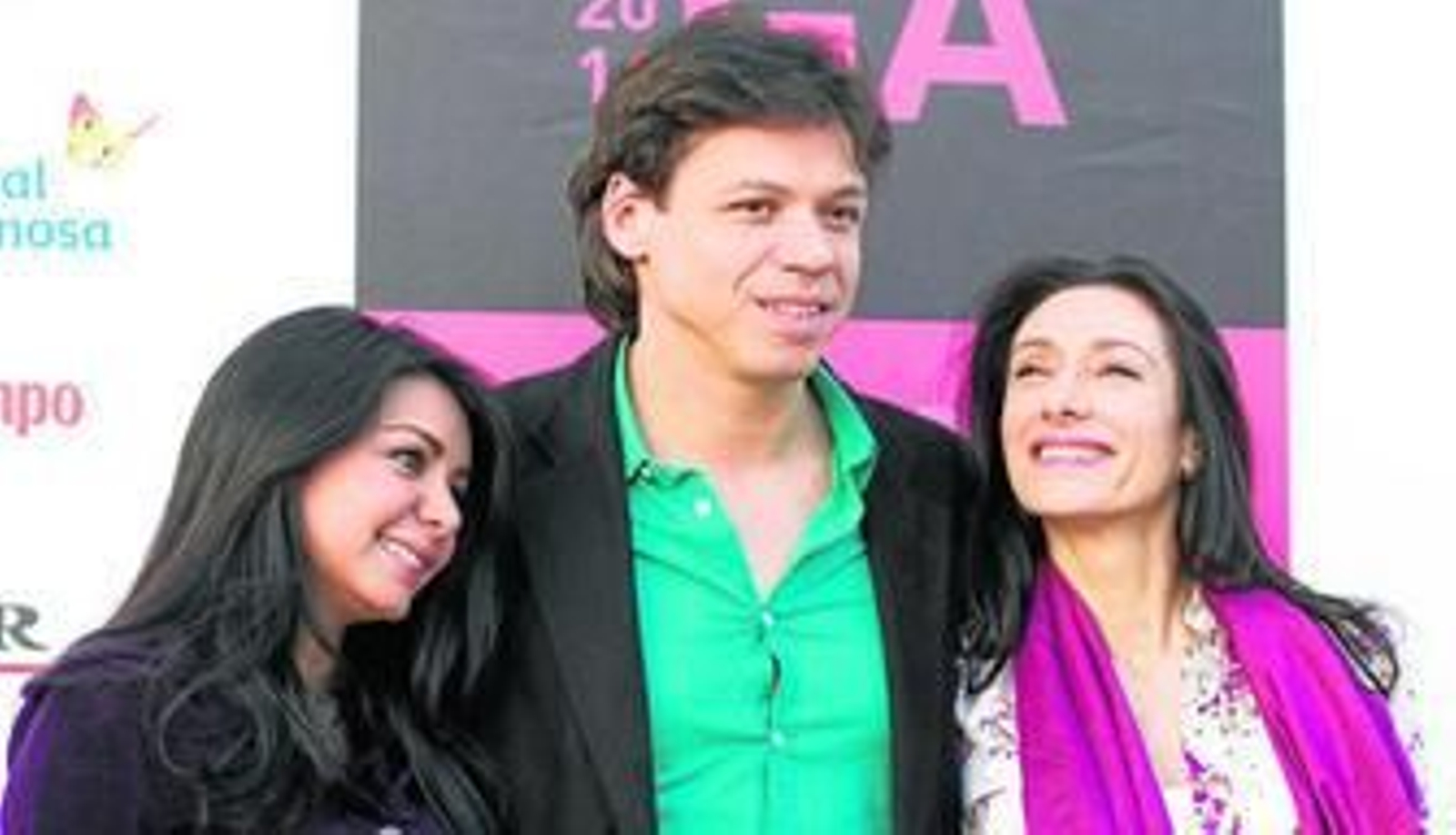 Erika de Santiago (izquierda), Frank Spano y Rosana Pastor ayer a las puertas del Teatro Cervantes, tras el pase de prensa de 'Hora menos'.