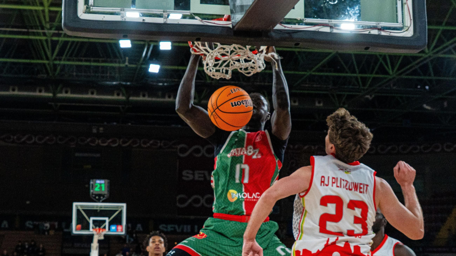 Dibba machaca el aro.