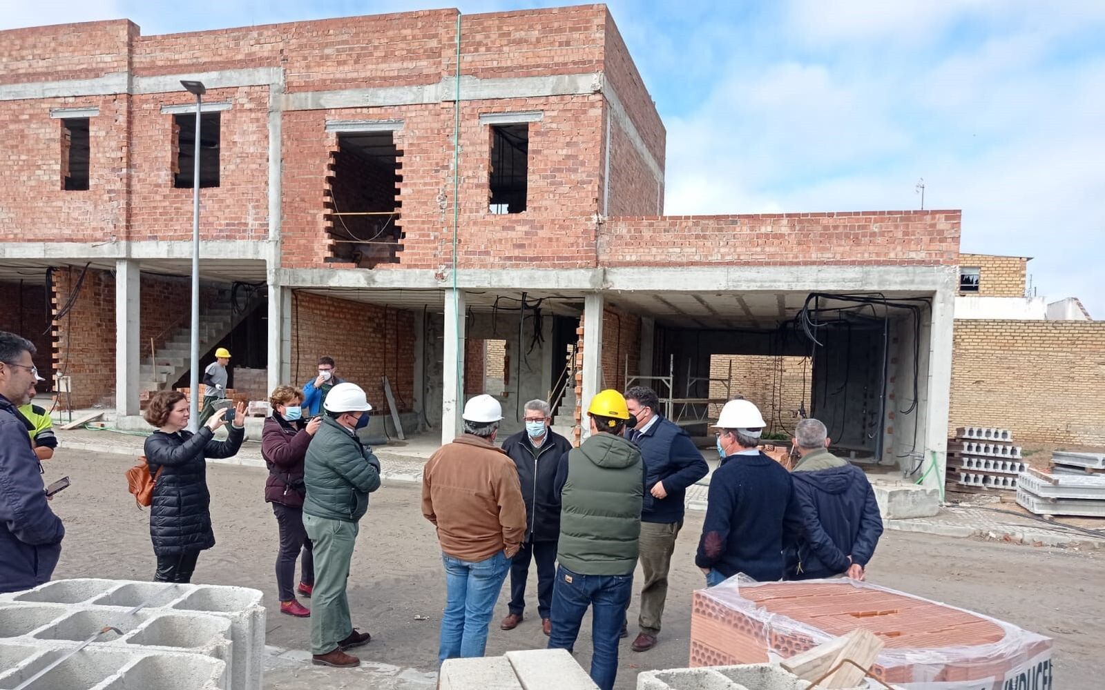 Toscano y el alcalde de Morón junto a las viviendas sociales en construcción.