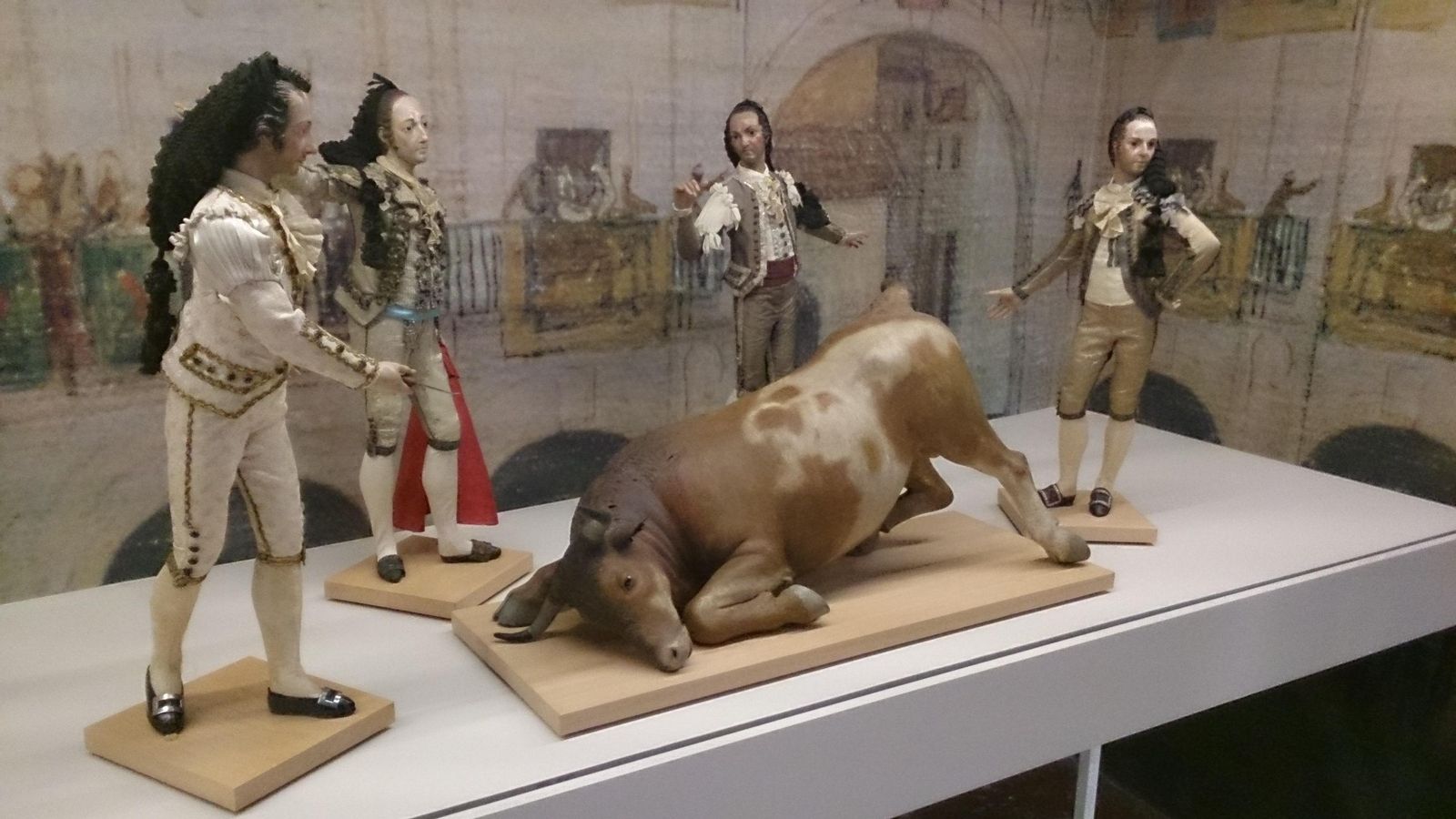 Pepe Hillo celebra el triunfo antes de apuntillar al toro