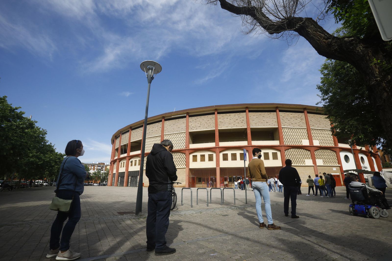 Cola en la plaza de toros, ayer, para adquirir un abono.