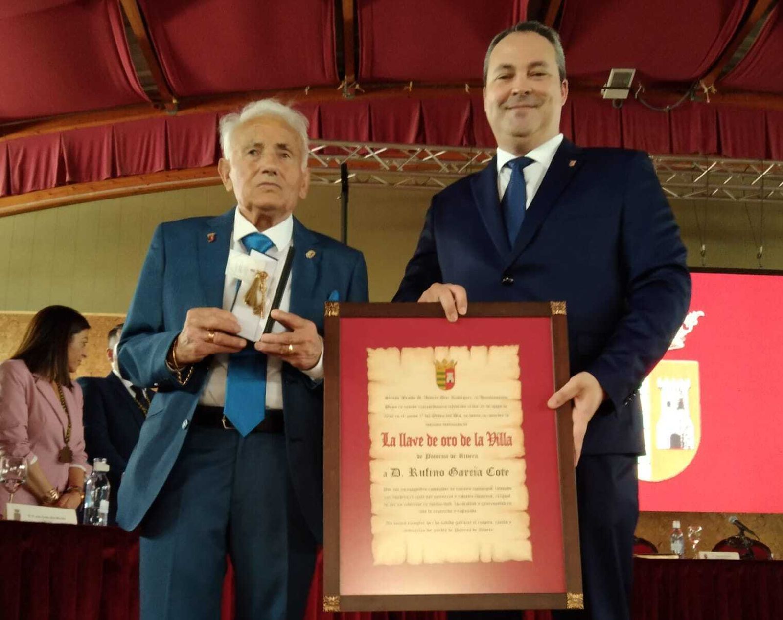 El alcalde, Andrés Díaz, entrega a Rufino García, el galardón y un cuando con el diploma acreditativo.