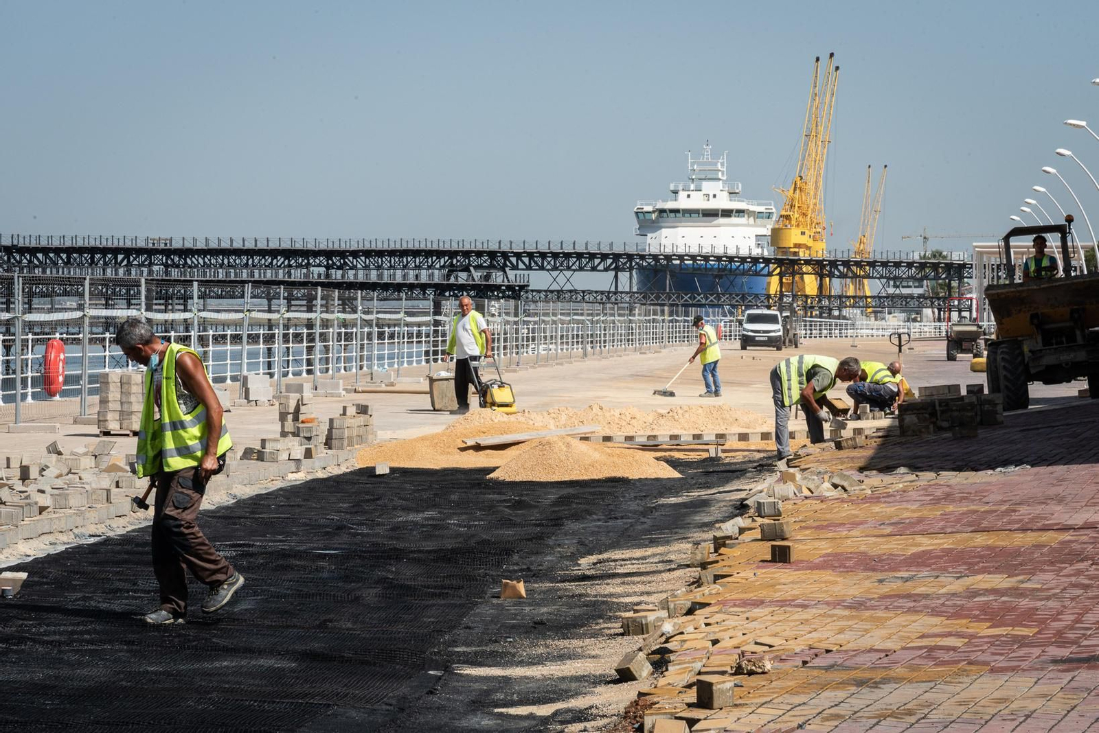 Trabajos en el Paseo de la Ría durante la mañana de ayer.