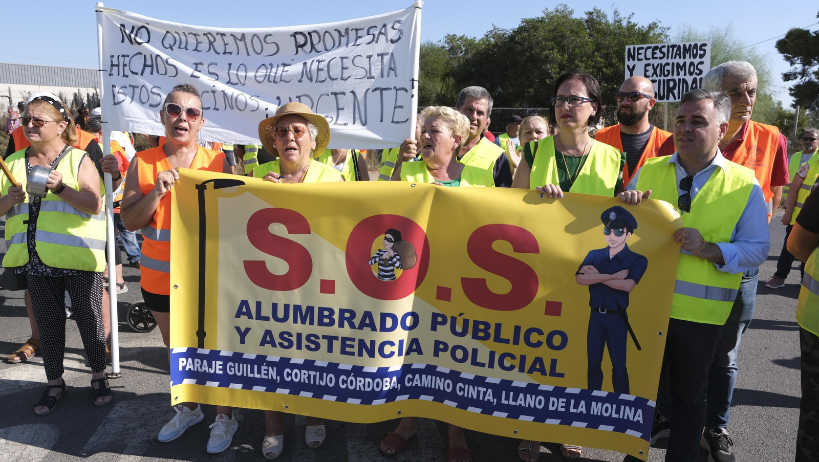 Protestas de los vecinos de los cortijos de La Cañada por la falta de iluminación