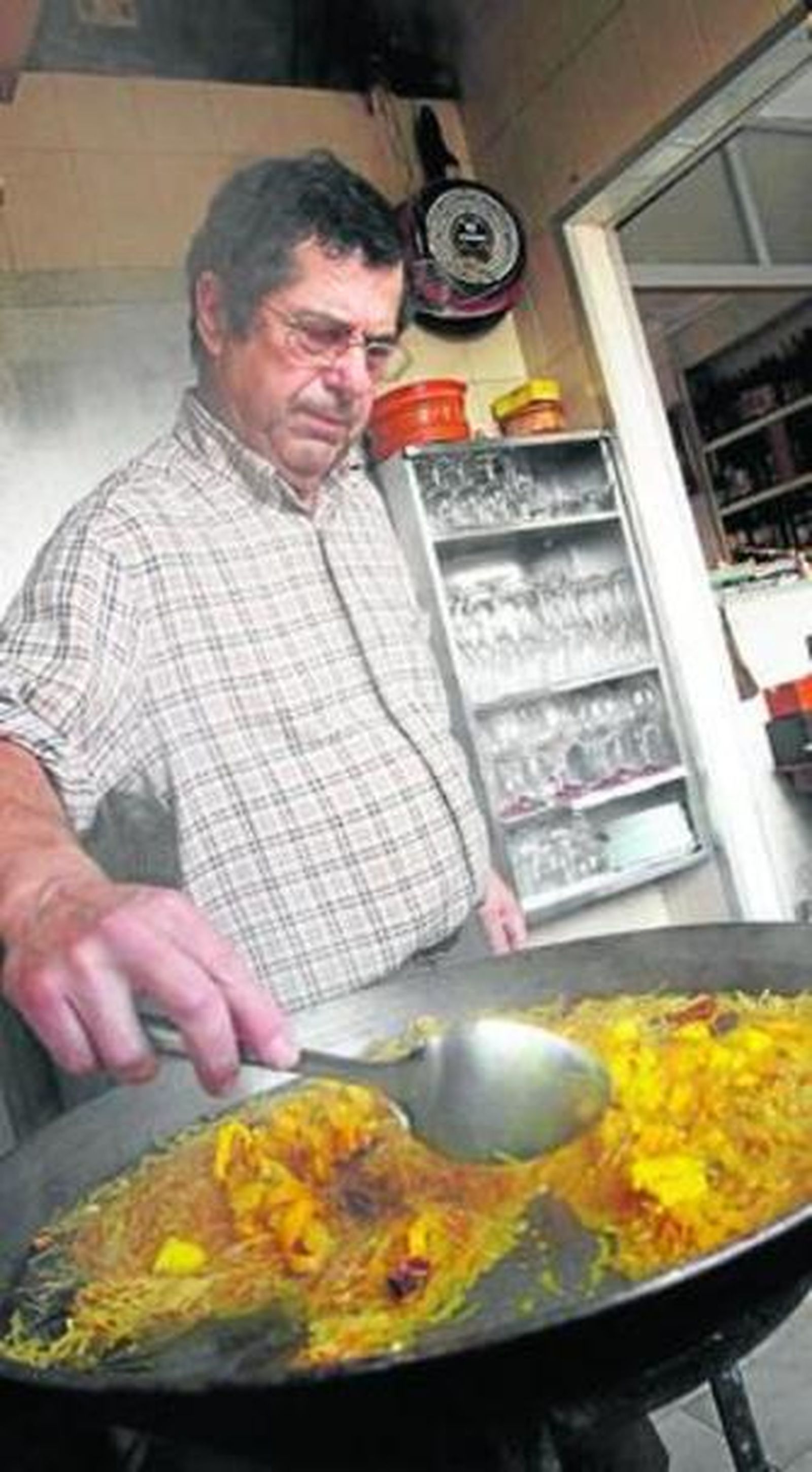 Paco Segovia 'El Bere' prepara la mesa para sus invitados del jueves.