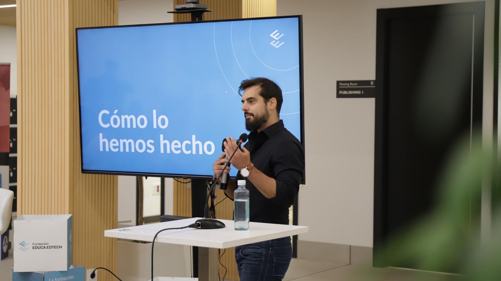 Jaime Martín durante la exposición del estudio.
