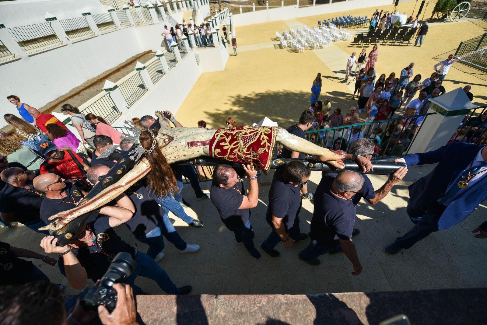La procesión del Cristo de la Almoraima, en imágenes