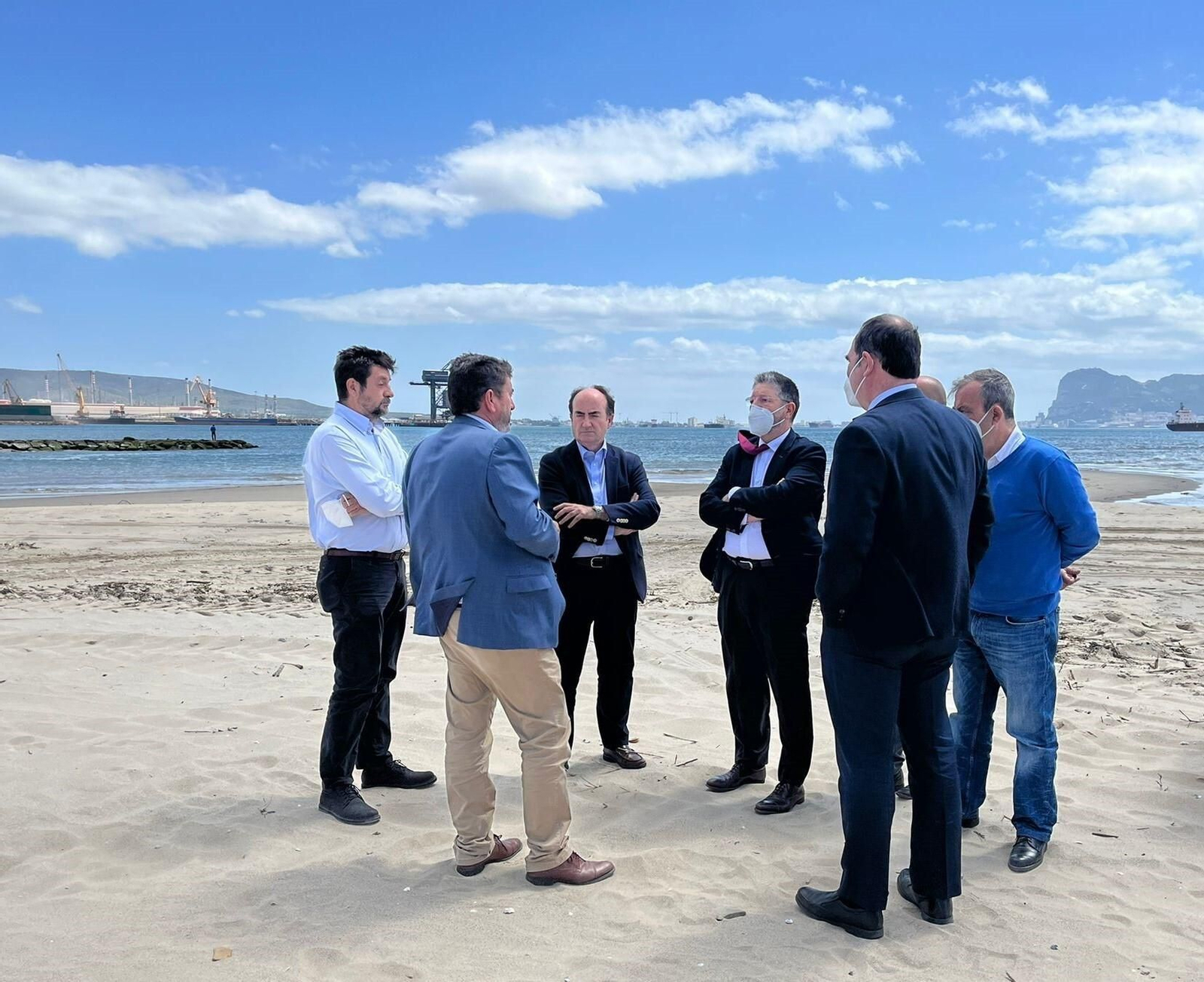 Los representantes de la APBA, de Costas y el Ayuntamiento, en El Rinconcillo.