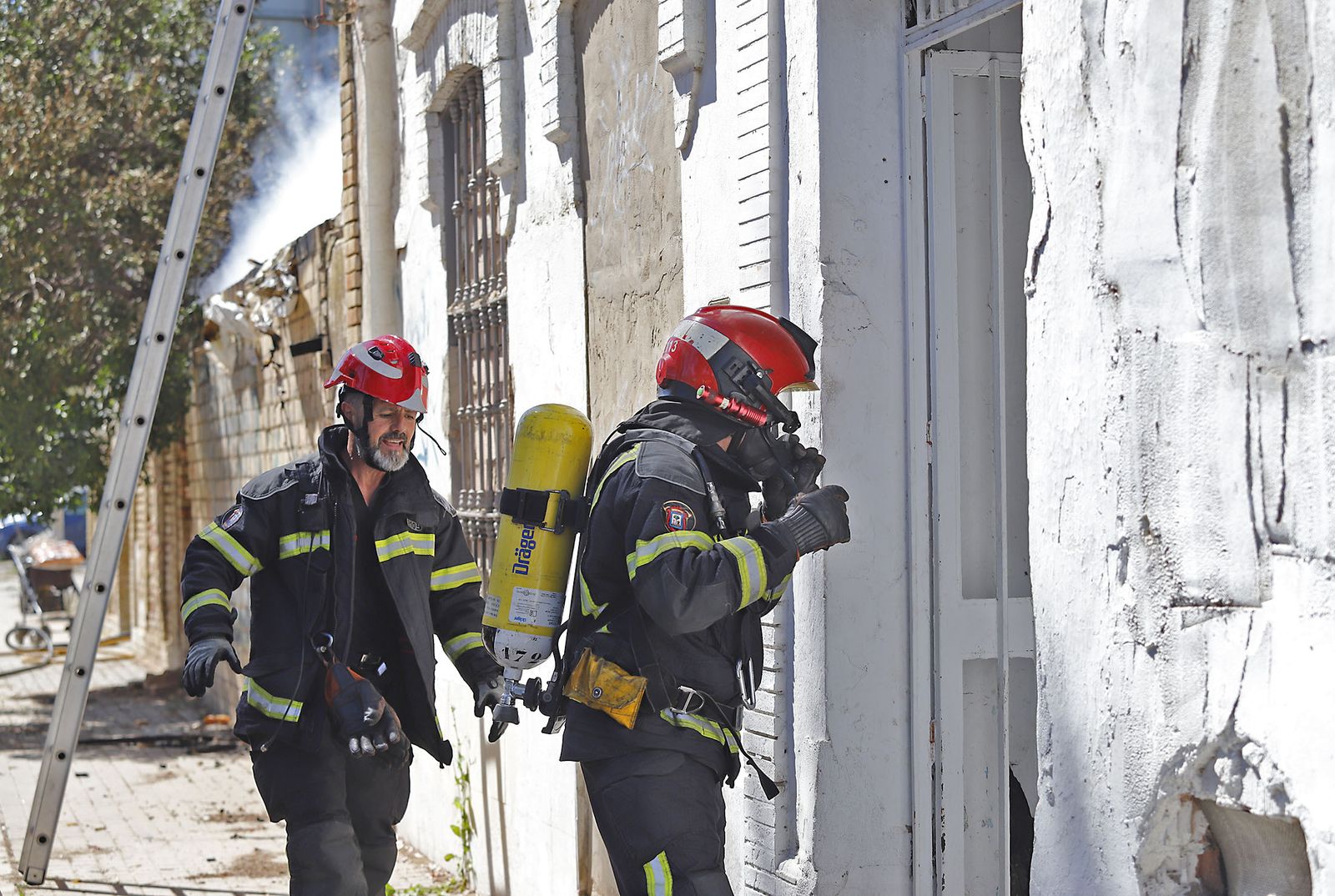 Incendio en las casas abandonadas de la calle Valverde del Camino en Huelva