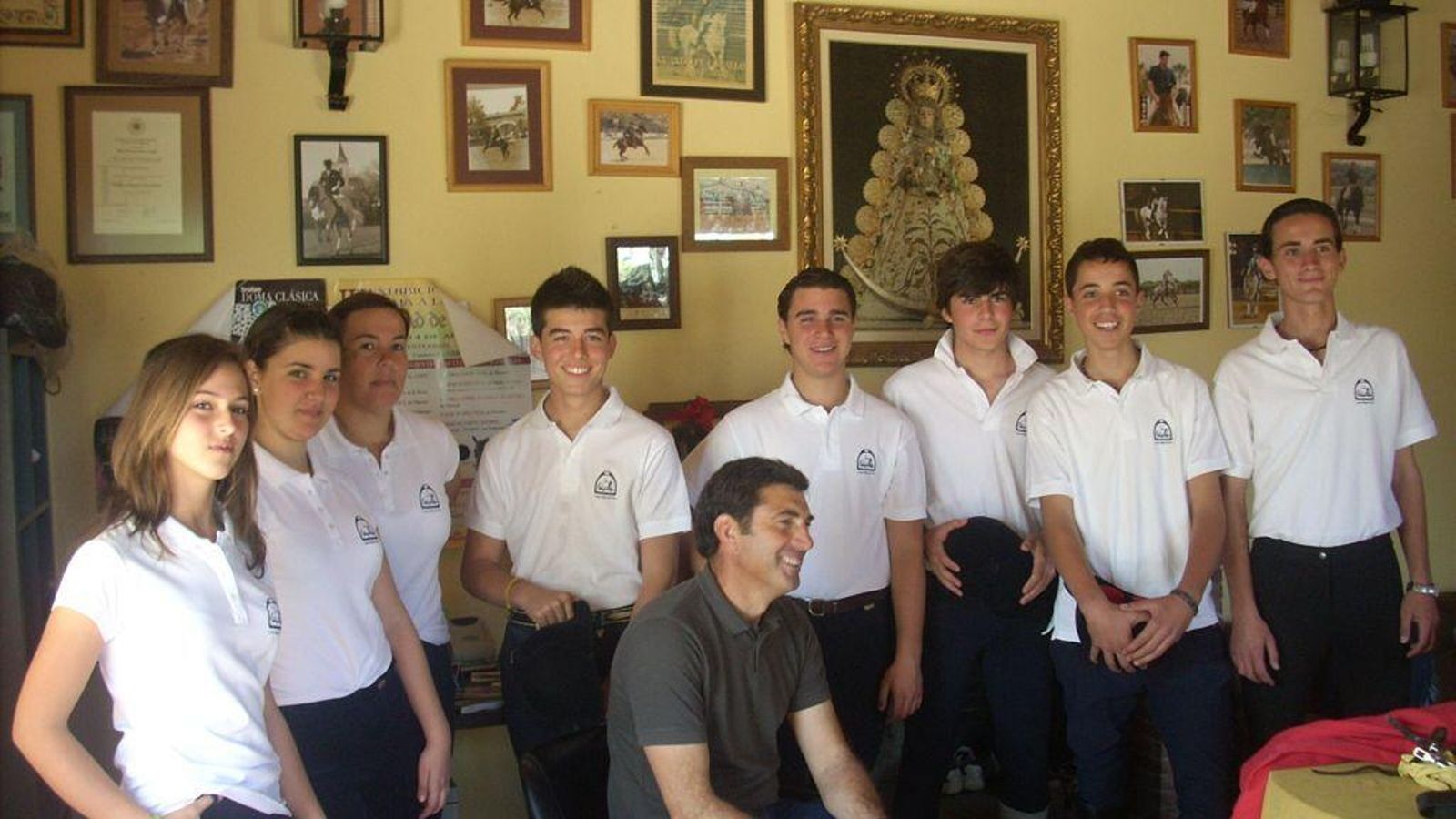 Mariano Orta con algunos de sus alumnos del centro hípico que regenta en Niebla.