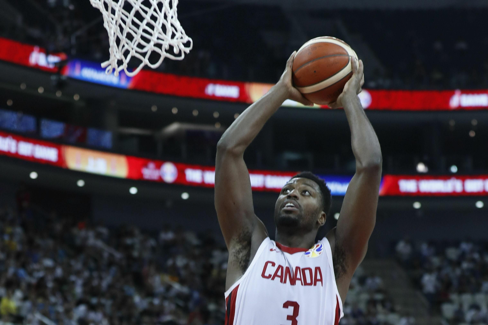 Melvin Ejim realiza un mate durante el Mundial de China.