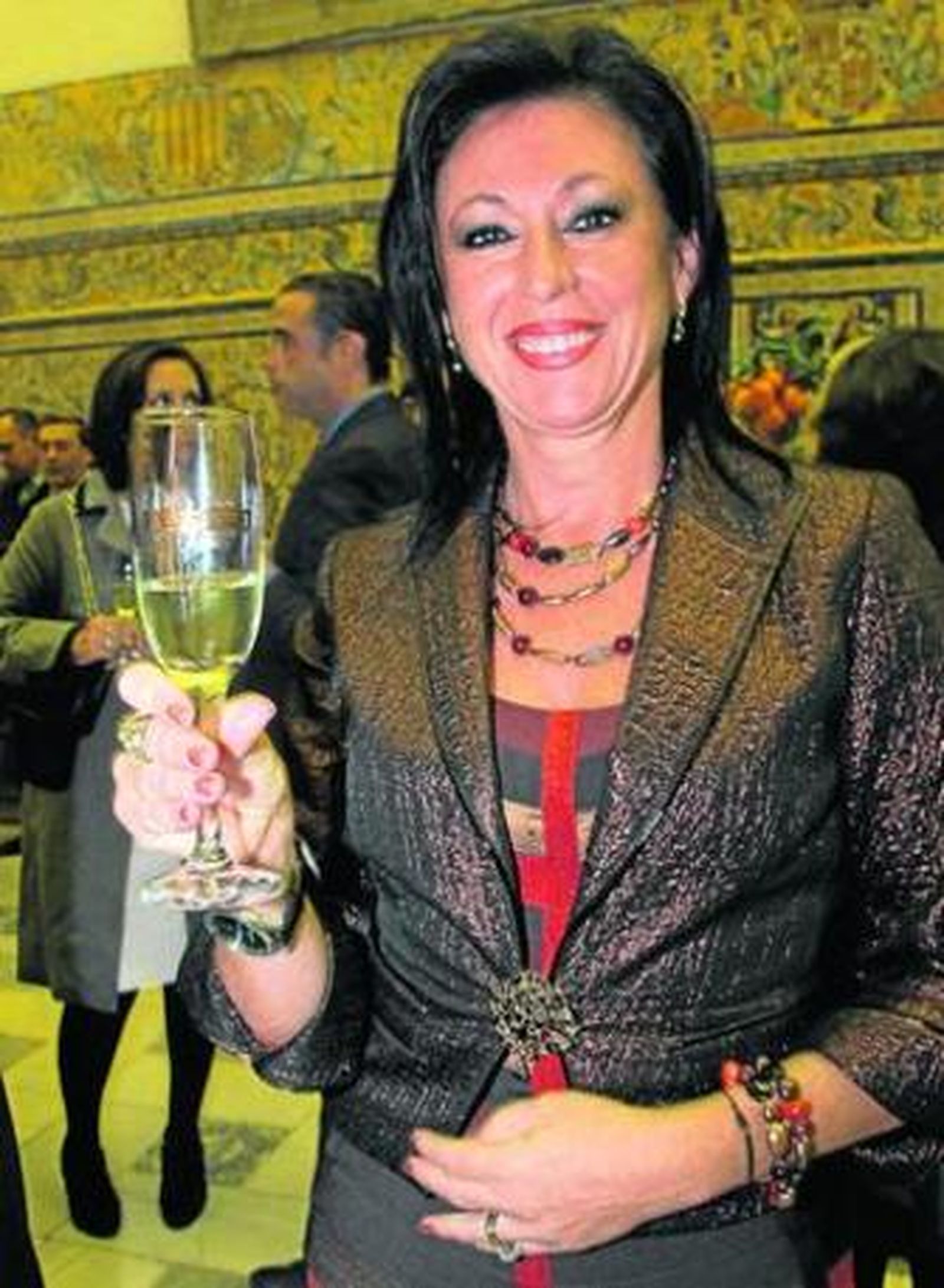 María Dolores Jiménez brinda anoche con una copa de Bunarj.